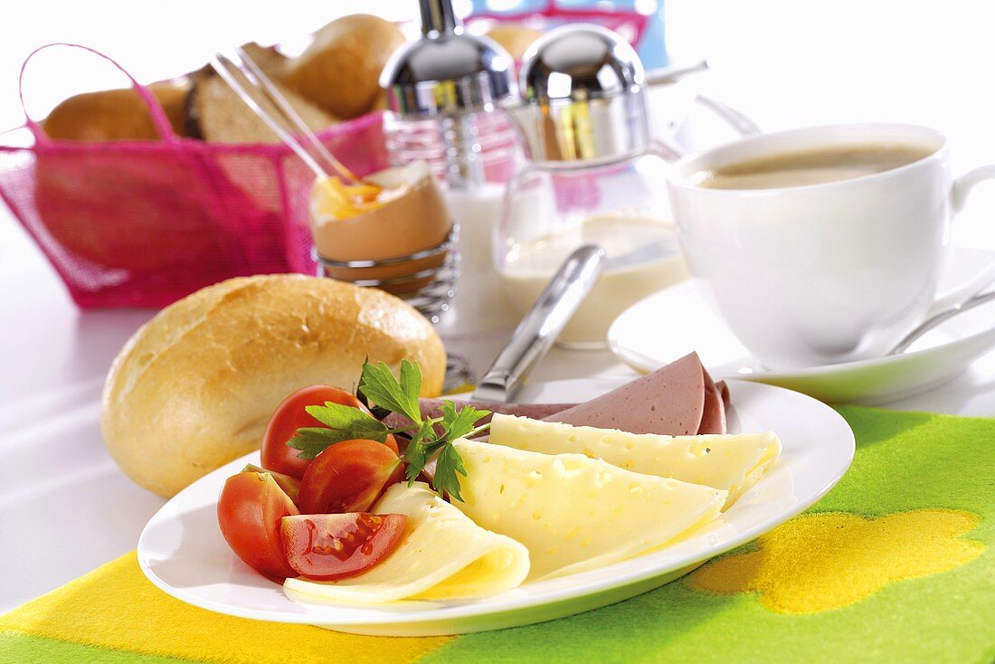 Frühstück mit Käse, Aufschnitt, Ei und Kaffee