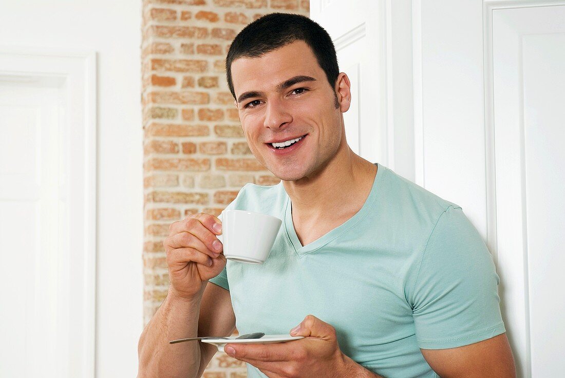Junger Mann mit einer Tasse Kaffee