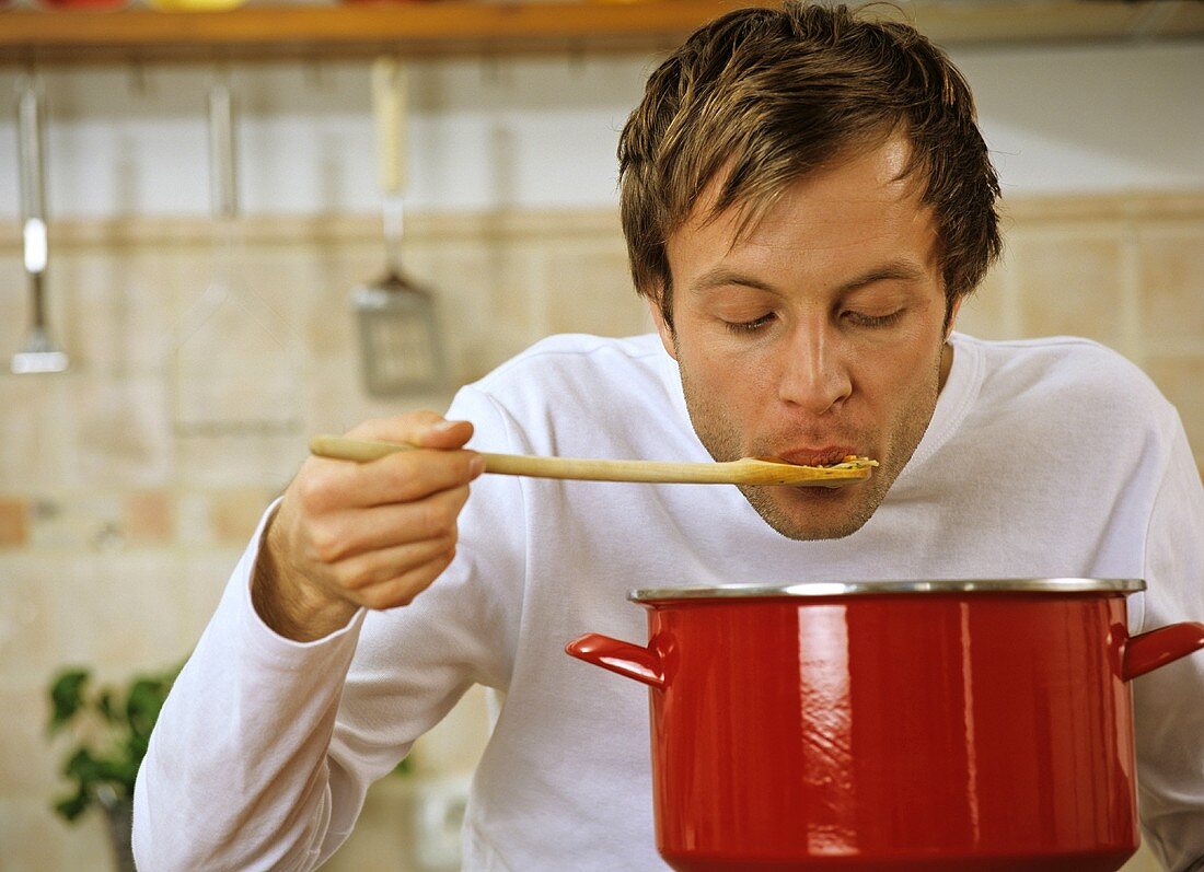 Junger Mann kostet das Essen