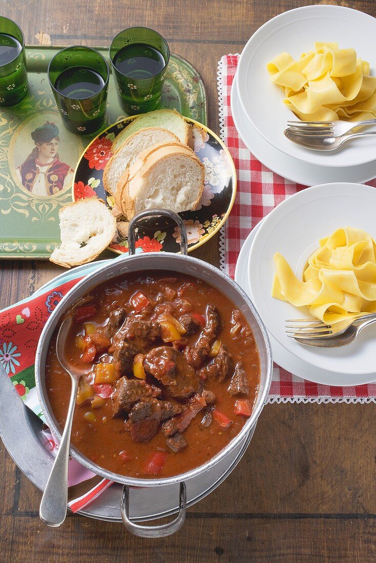 Rindergulasch mit Paprika und breiten Bandnudeln