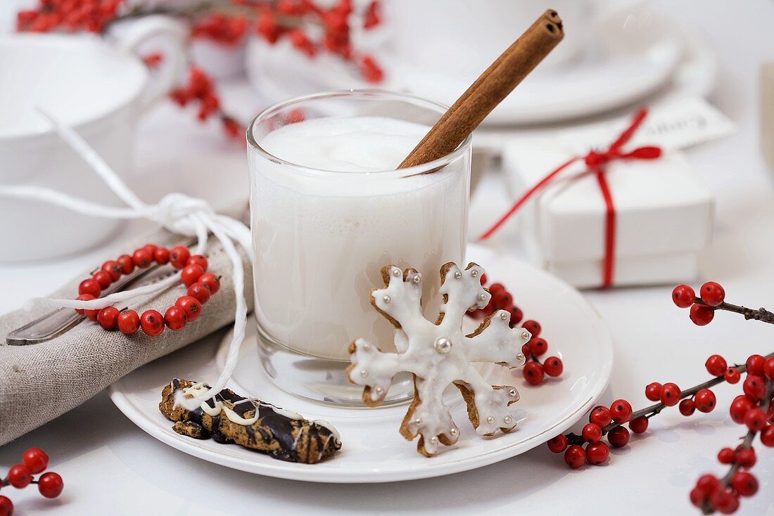 Heiße Milch mit Zimt und Honig