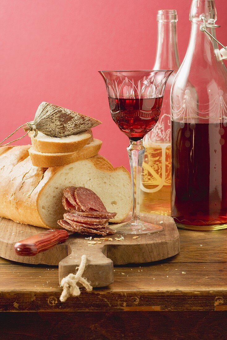 Ungarische Salami, Weißbrot und Rotwein