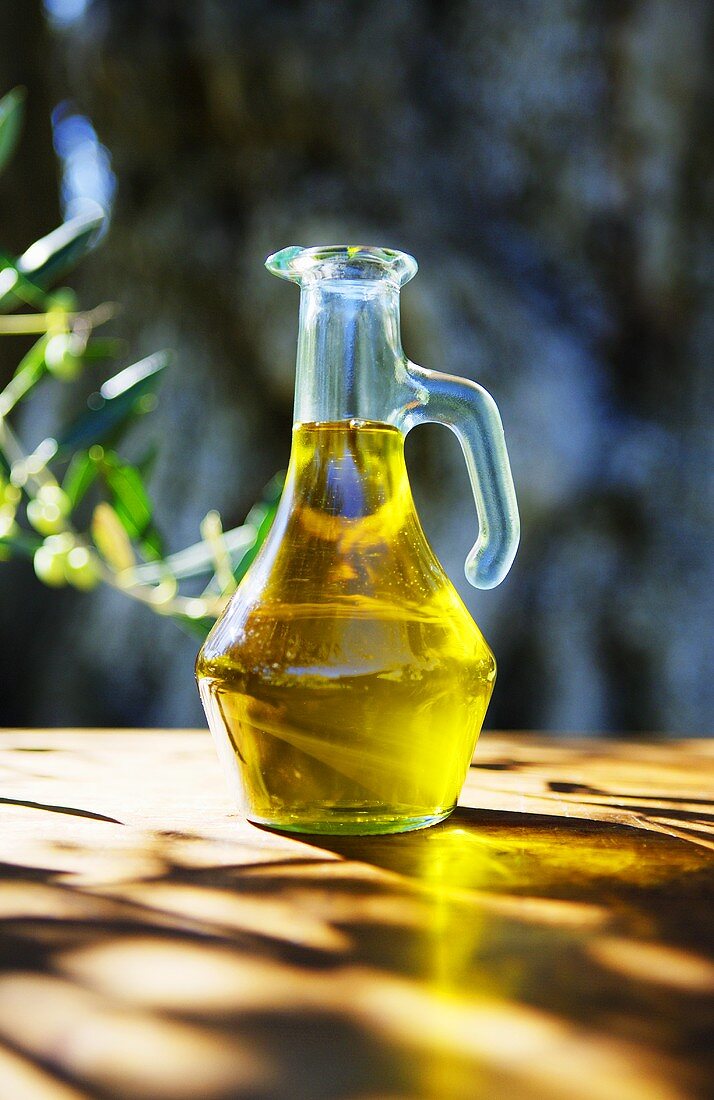 Eine Glsflasche mit Olivenöl