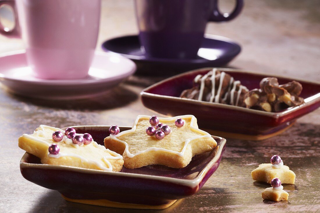 Buttersterne und Erdnuss-Schoko-Pralinen