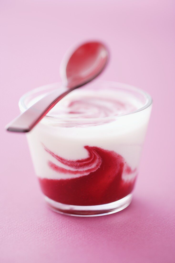 Joghurt mit Cranberrysauce