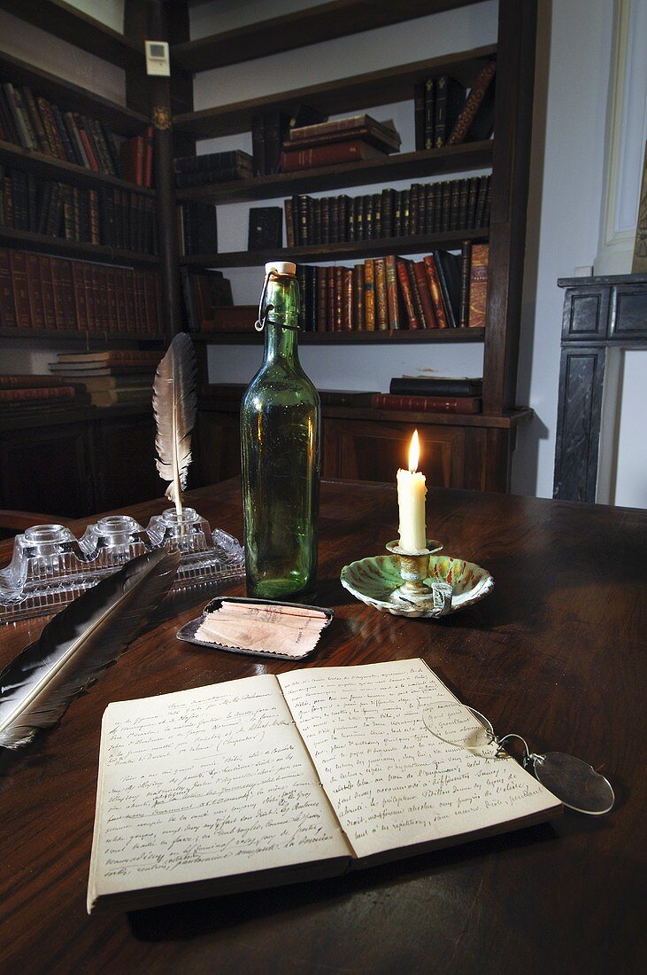 Bücherregale & Schreibtisch mit brennender Kerze im Alphonse-Daudet-Museum (Ardeche, Frankreich)