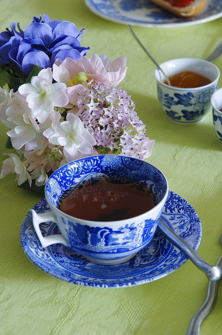 Eine Tasse Tee und Blumendeko