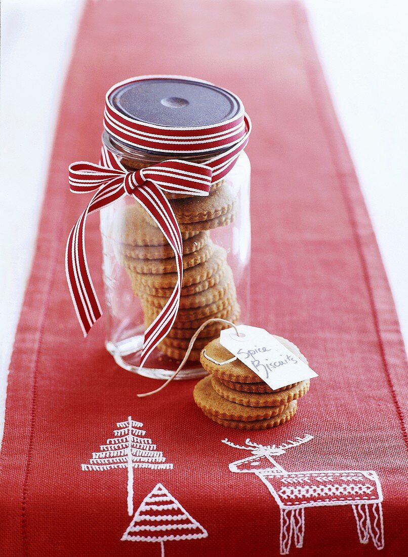 Spice biscuits to give as a Christmas gift
