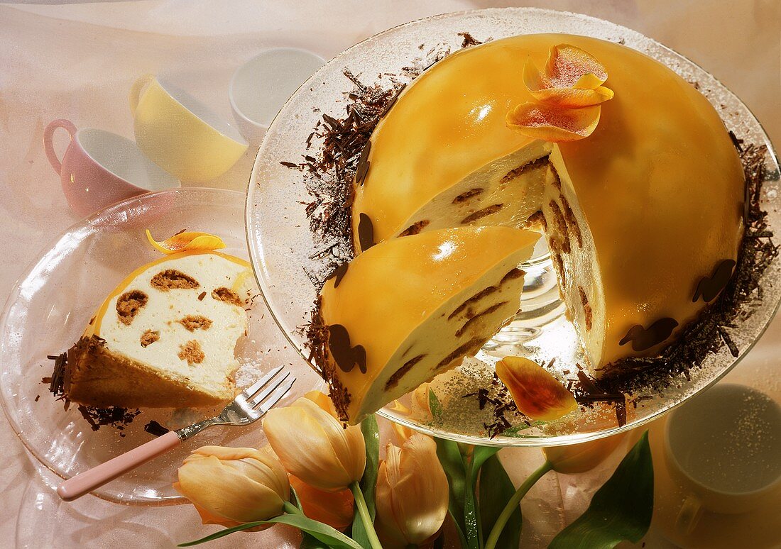 Zitronen-Sahne-Torte mit Aprikosen-Gelee – Bilder kaufen – 36405 StockFood