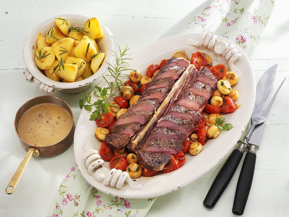 Lammrücken mit Tomaten und Champignons, Wacholderrahm, Kartoffeln