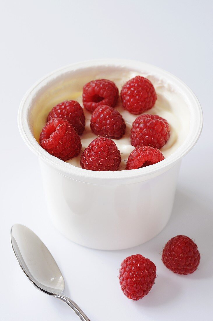 Joghurt mit frischen Himbeeren