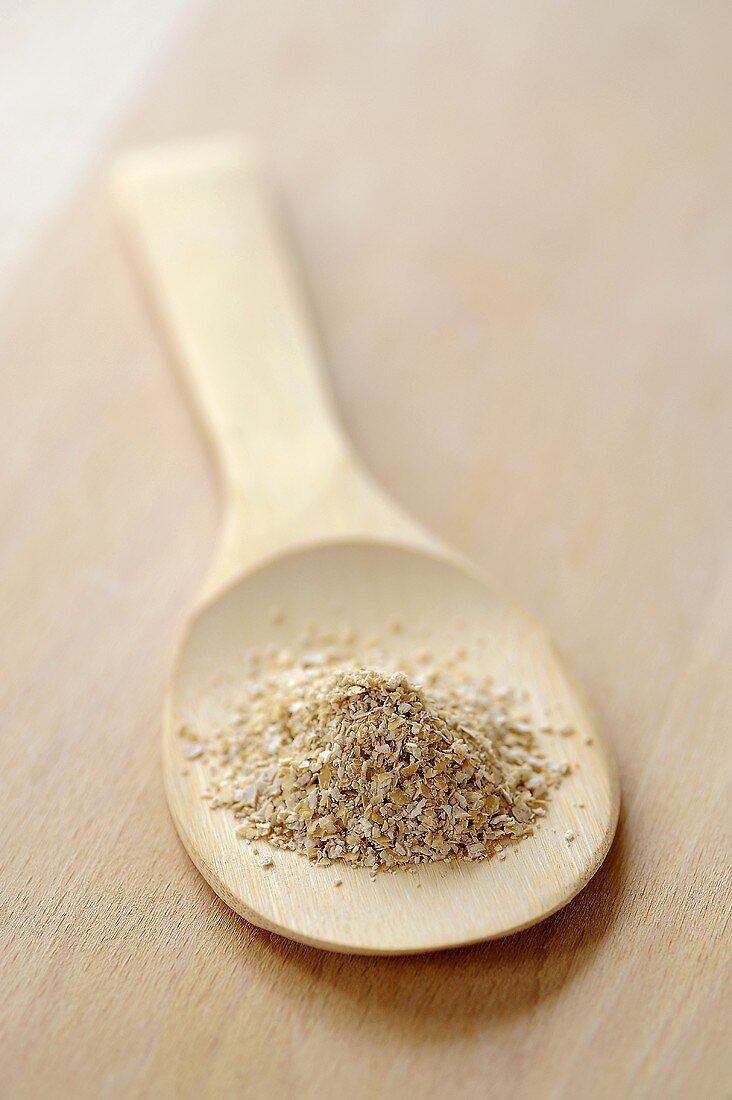 Rolled oats on wooden spoon