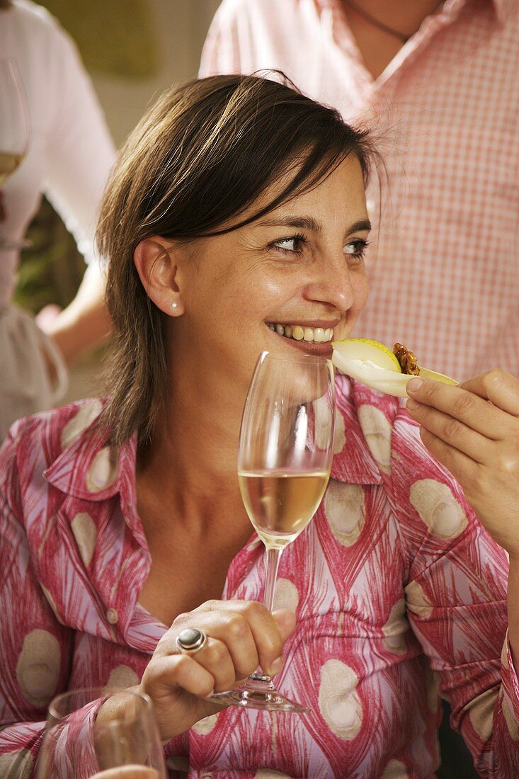 Frau mit Chicoreeschiffchen und Sekt