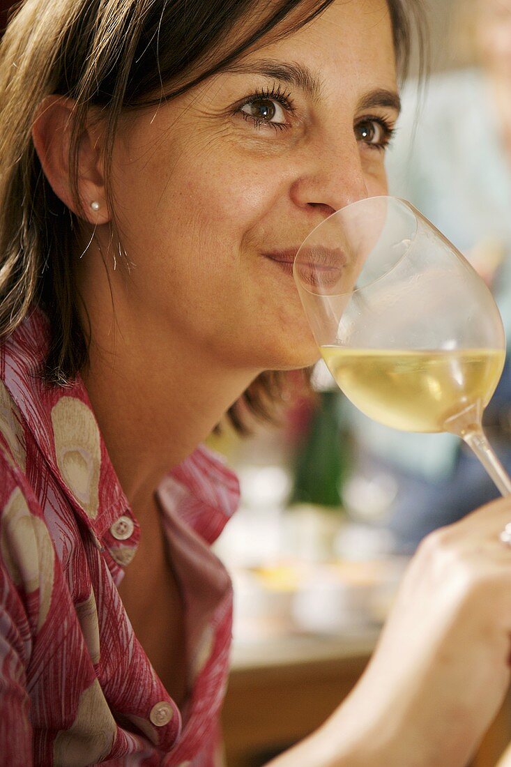 Frau trinkt Weißwein