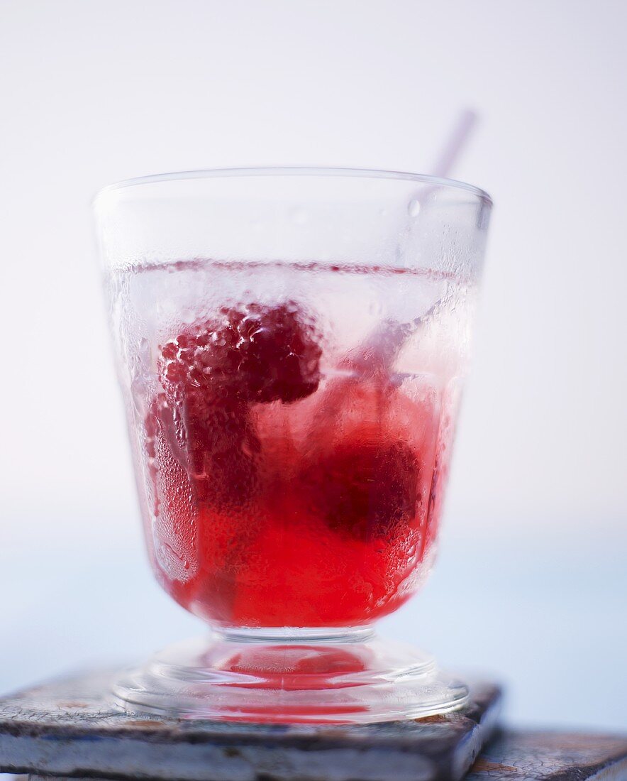 Cold raspberry lemonade