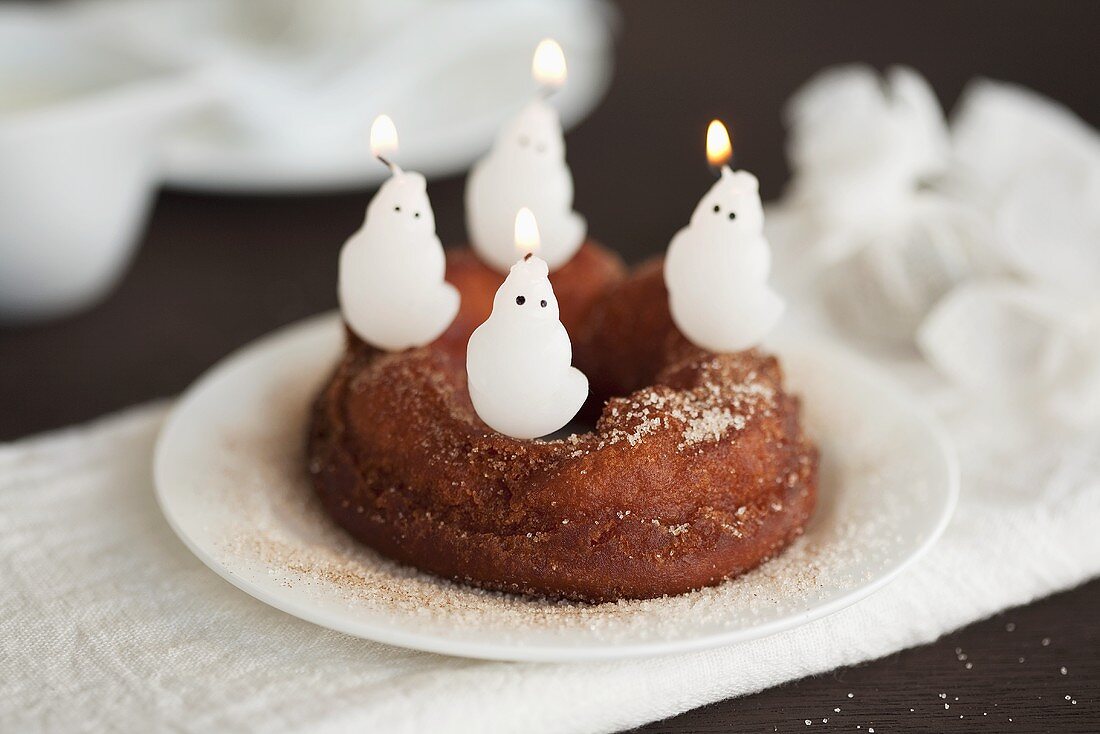 Mini-Kranzkuchen mit Gespenster-Kerzen zu Halloween