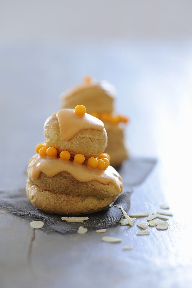 Windbeutel mit Honigcreme, Orangenglasur und Mandelblättchen