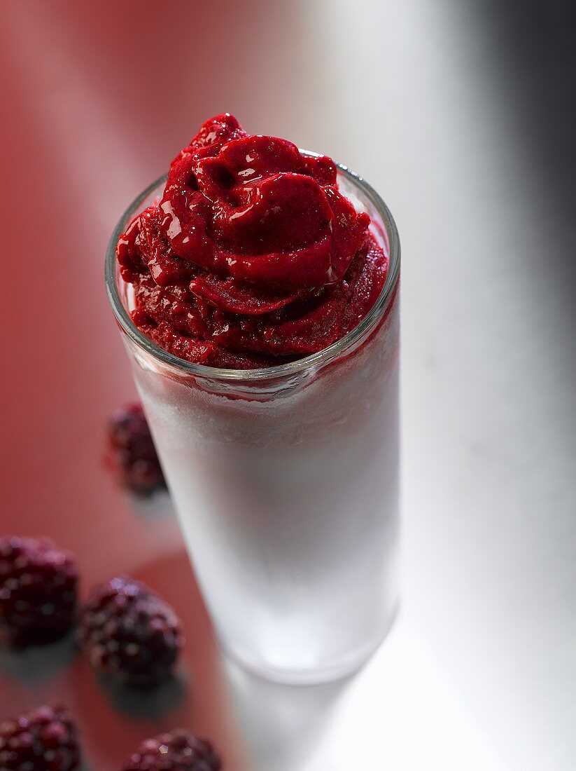 Brombeer-Buttermilch-Sorbet im Glas