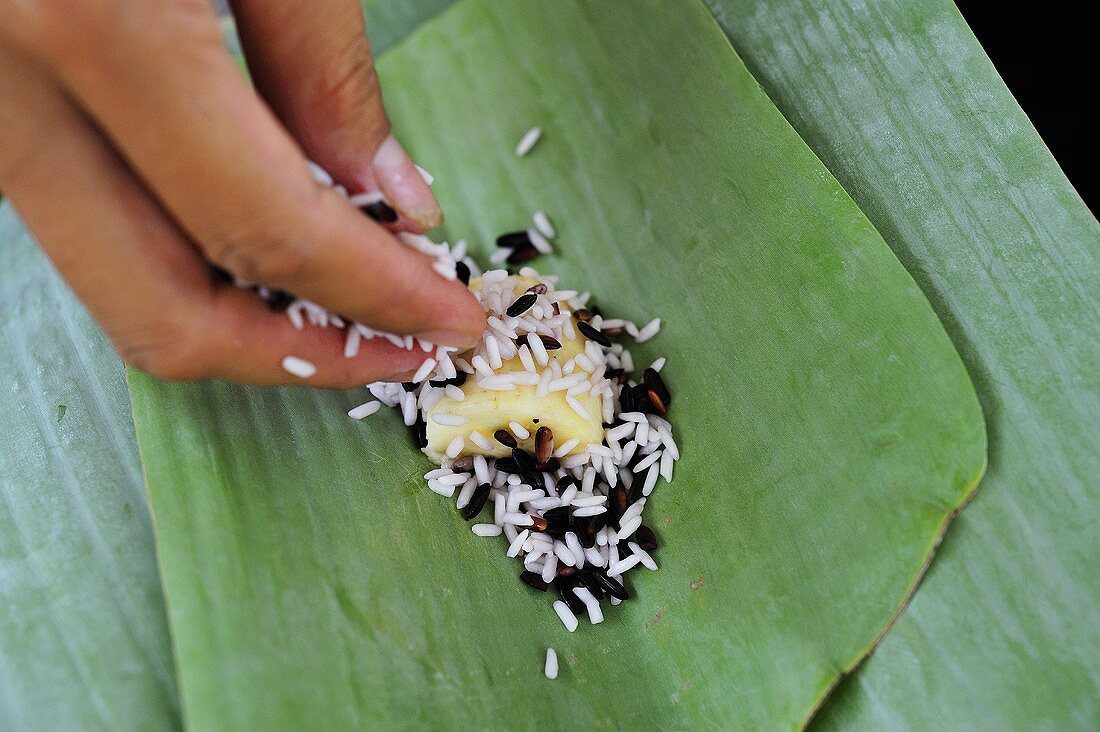 Bananenblatt mit Reis und Bananen füllen