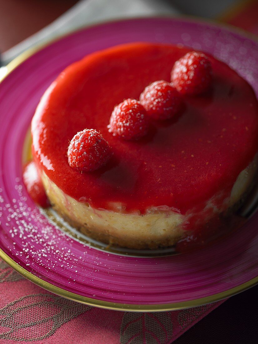 Käsekuchen mit weisser Schokolade und Himbeeren