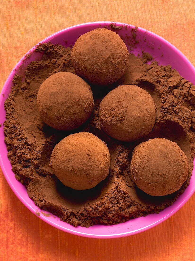 Chocolate truffles with cocoa powder