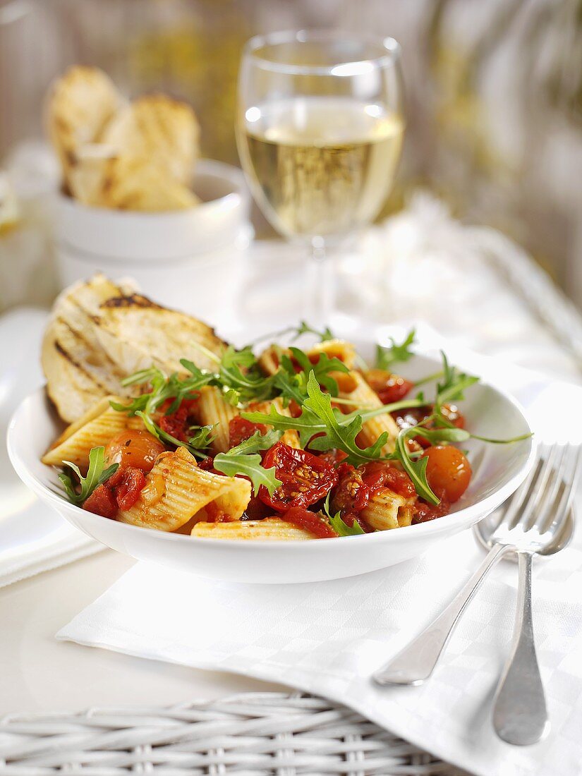 Pasta with tomatoes and rocket