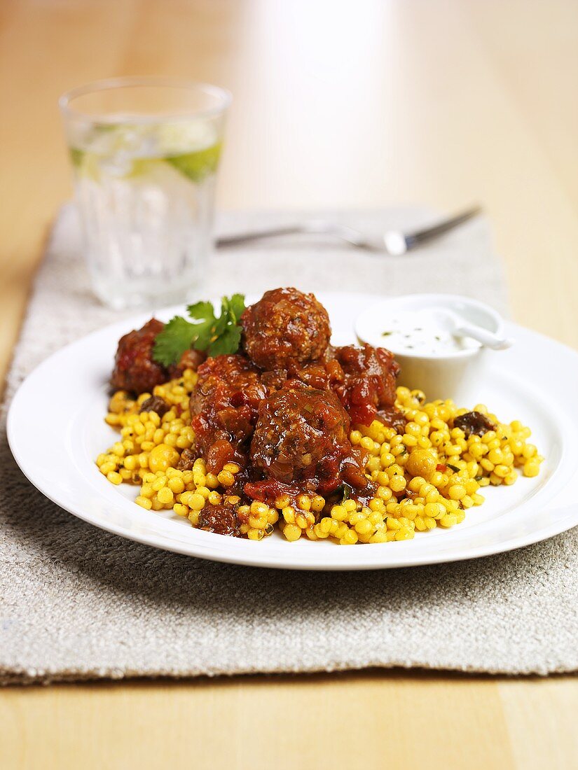 Hackbällchen mit Couscous (Marokko)