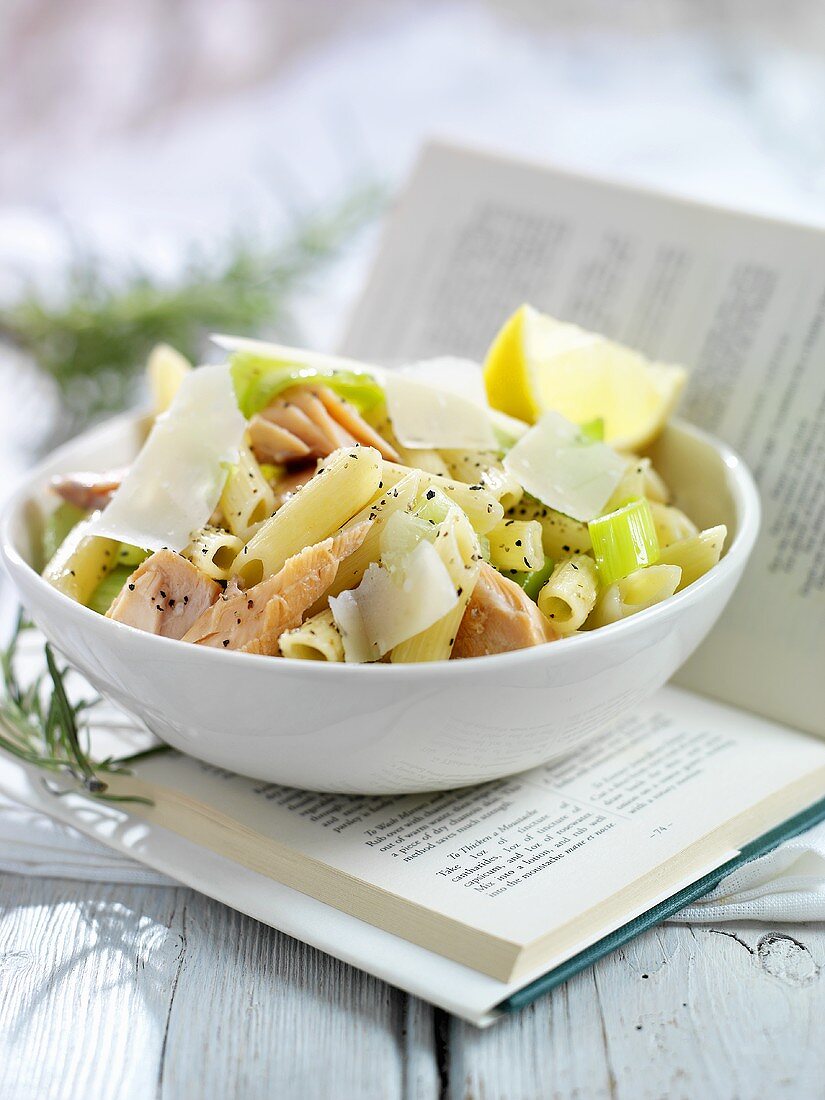 Penne mit Lachs und Lauch auf Buch