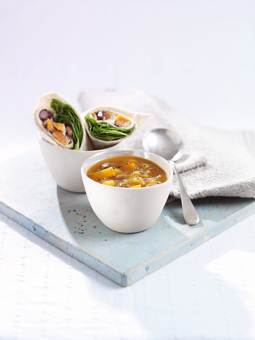 Gemüsesuppe und Wraps (Fertigessen)