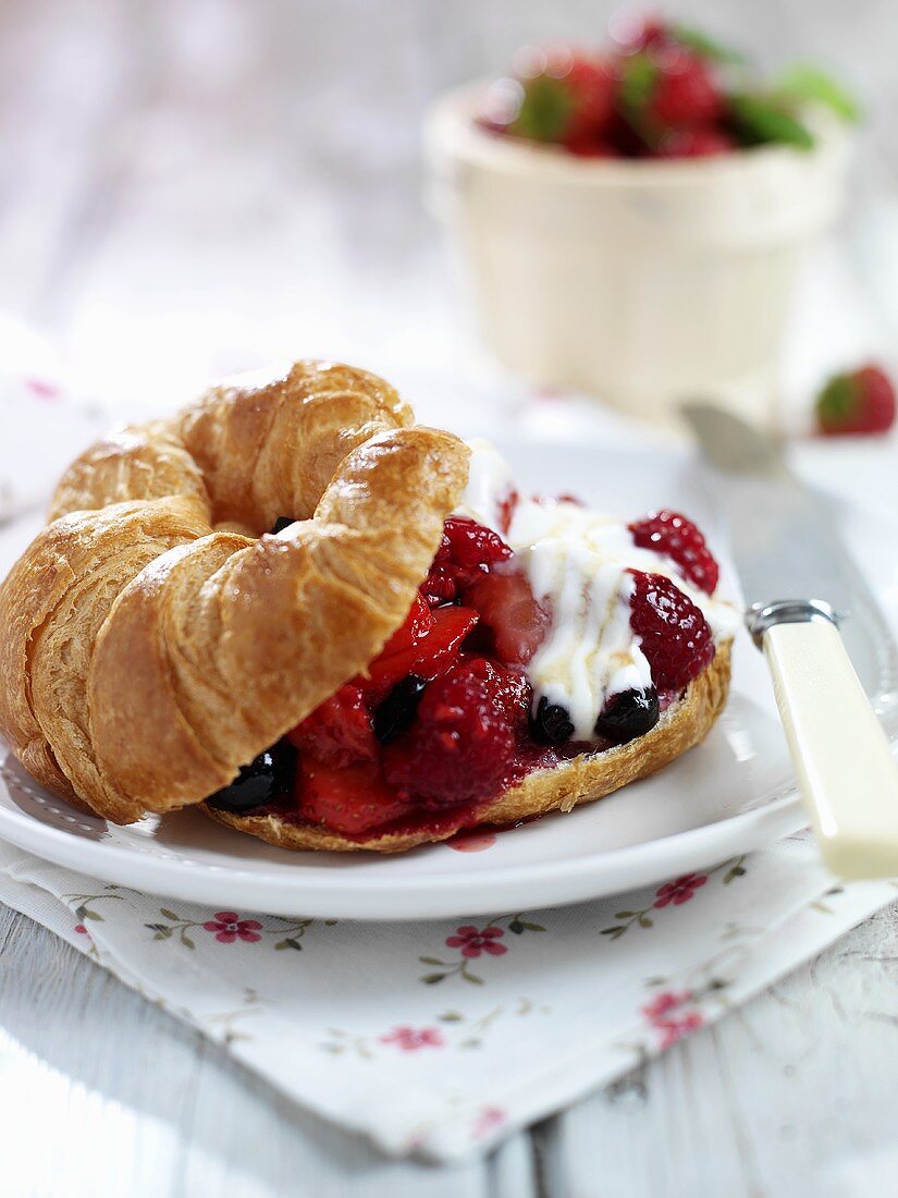 Croissant mit Beeren