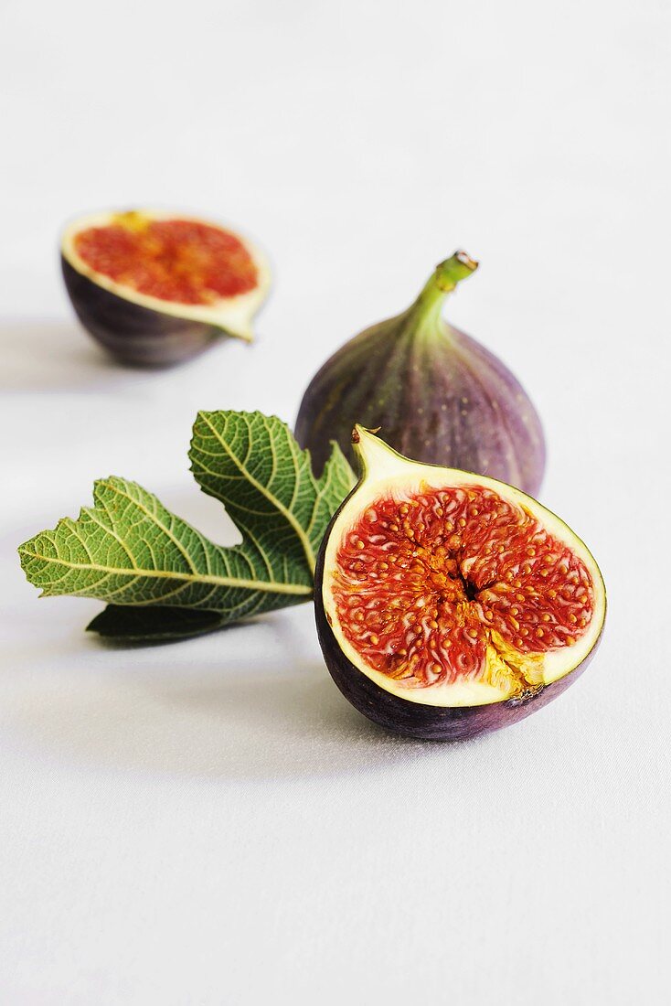 Fresh figs with leaf