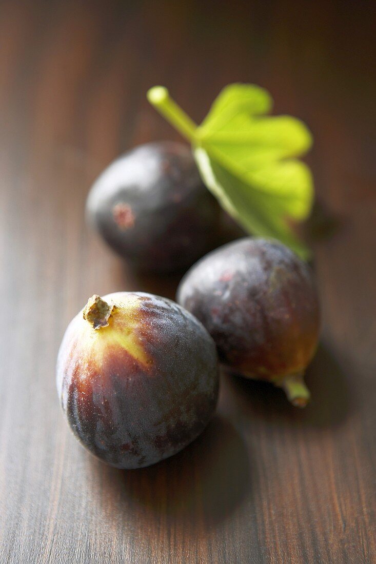 Fresh figs with leaf