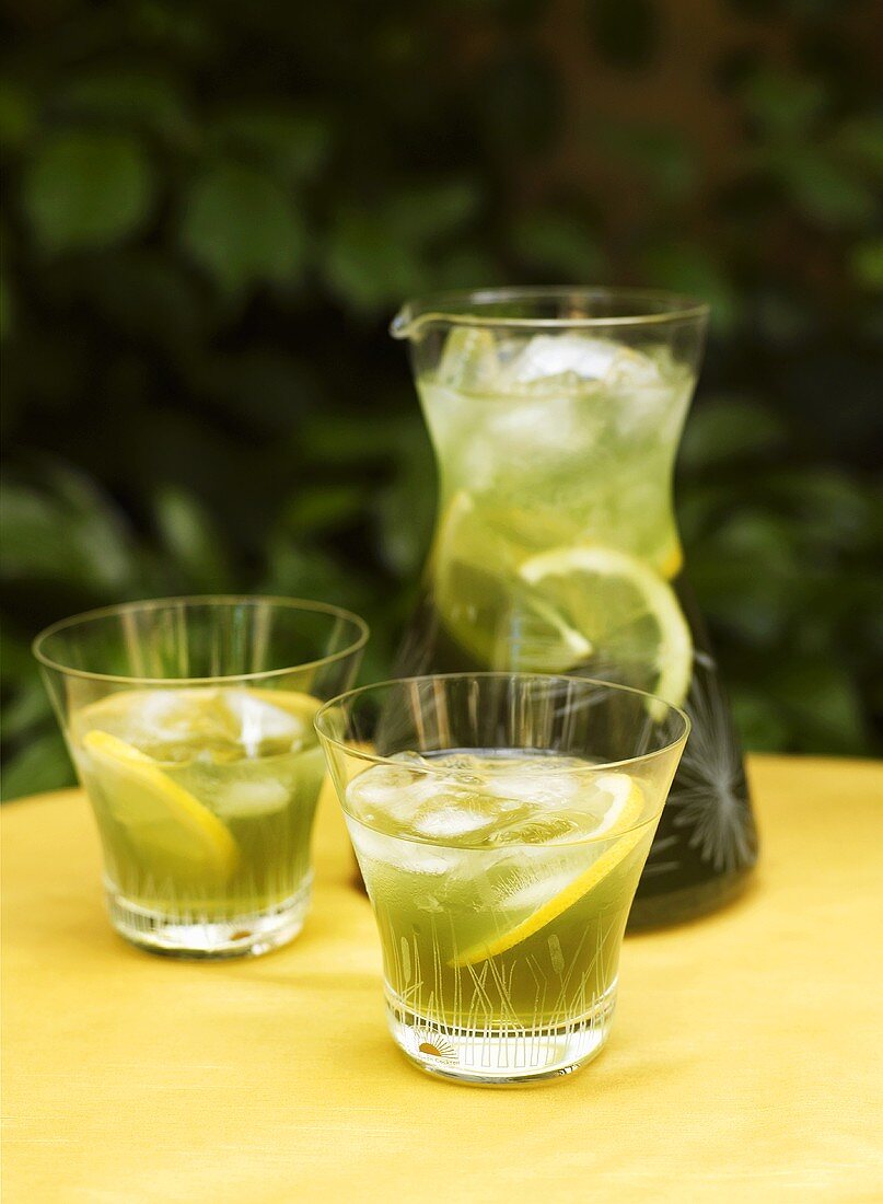 Cocktail Neon mit Curacao und Zitronen in Gläsern und Karaffe