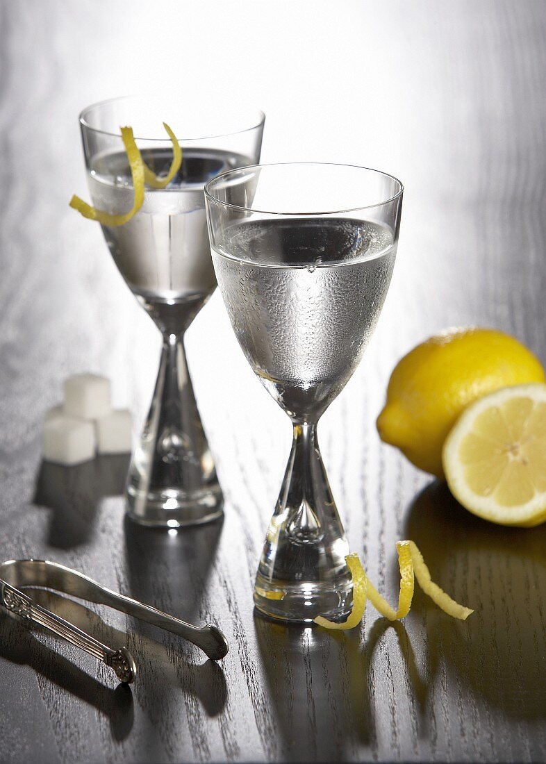 Wodka mit Zitronen in zwei Schnapsgläsern