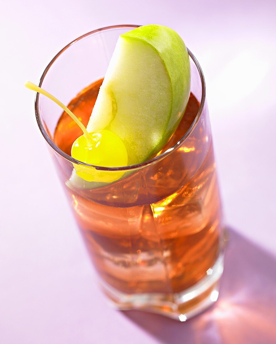 Cocktail mit Whiskey, Apfelsaft, Melonenlikör und Grenadine
