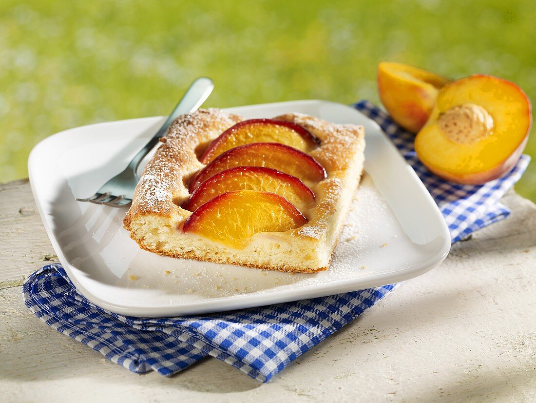 Stück Pfirsichkuchen auf Teller