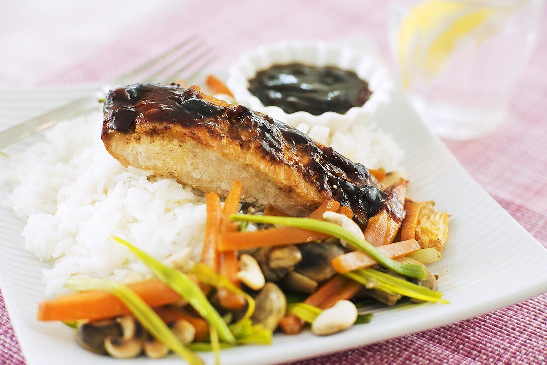 Fischfilet mit Sauce, Gemüse und Reis