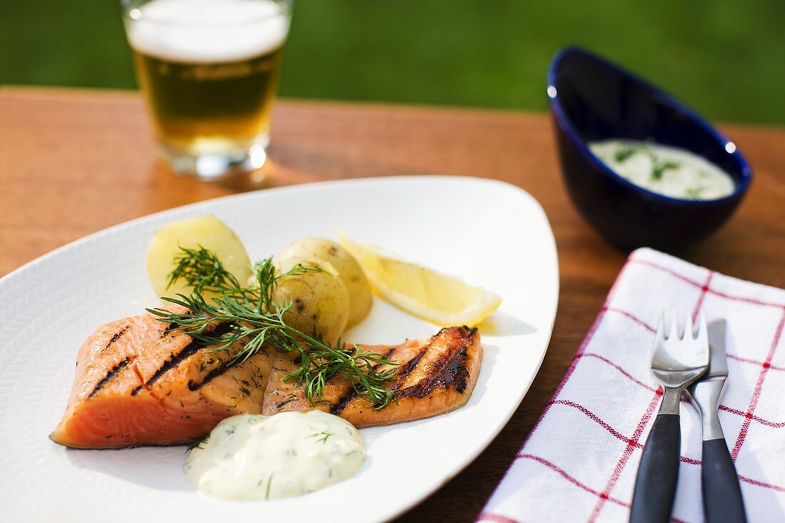 Gegrilltes Lachsfilet mit Kartoffeln und Dilljoghurt