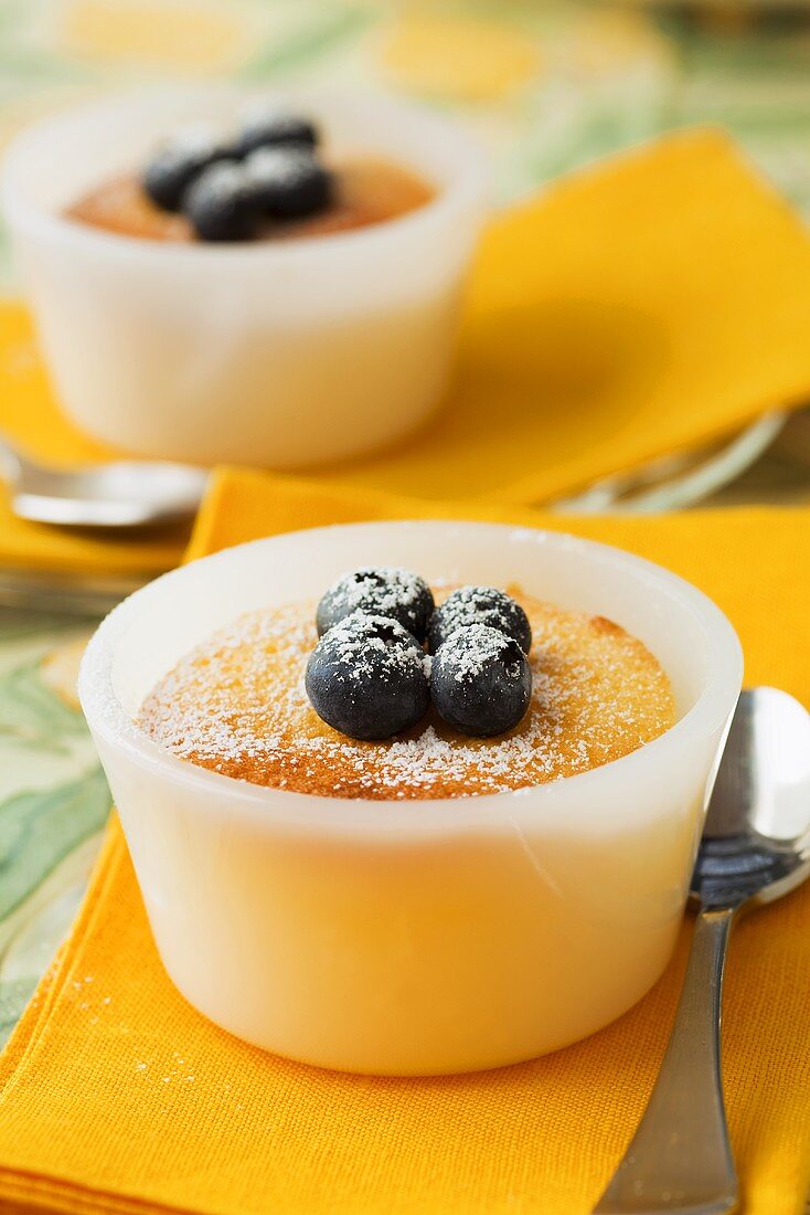 Zitronenpudding mit Heidelbeeren und Puderzucker