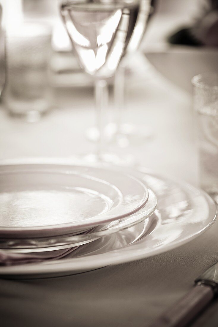 Place-setting and wine glasses (black and white photo)