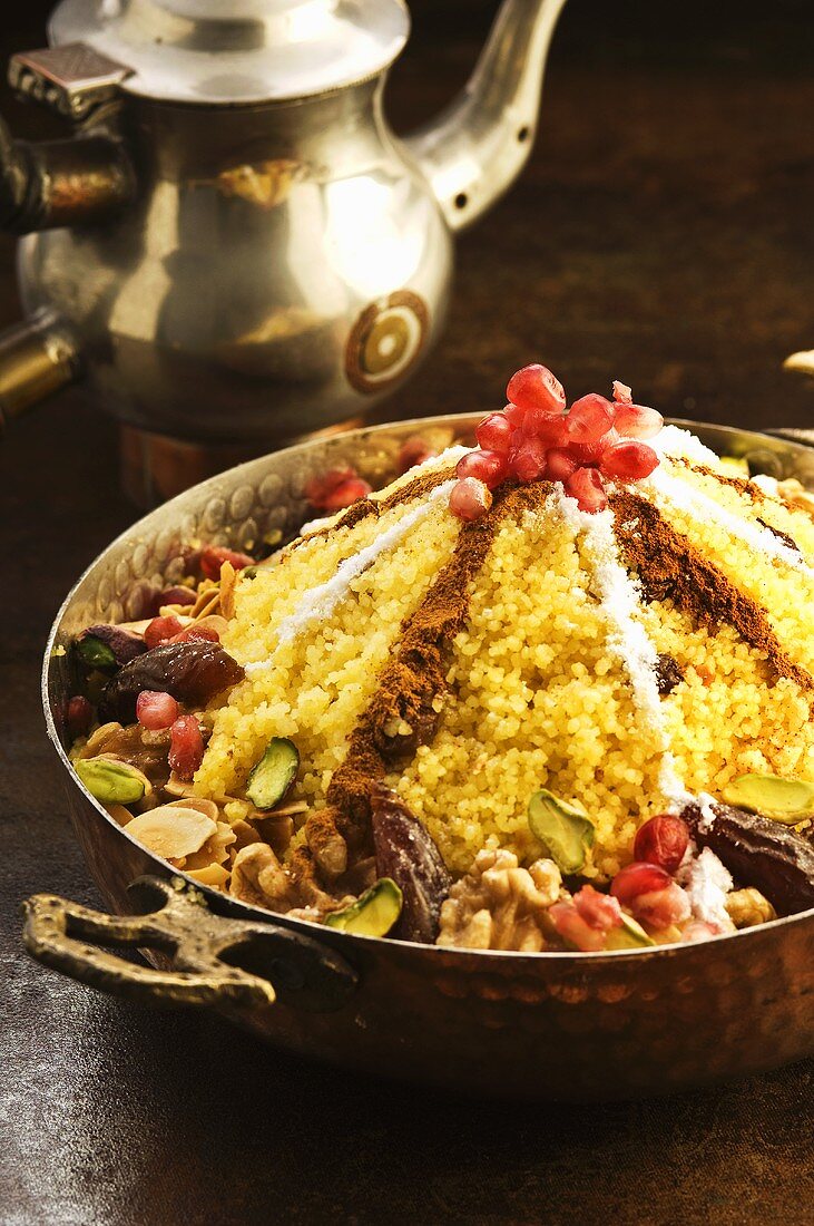 Couscous mit Granatapfelkernen, Datteln und Pistazien