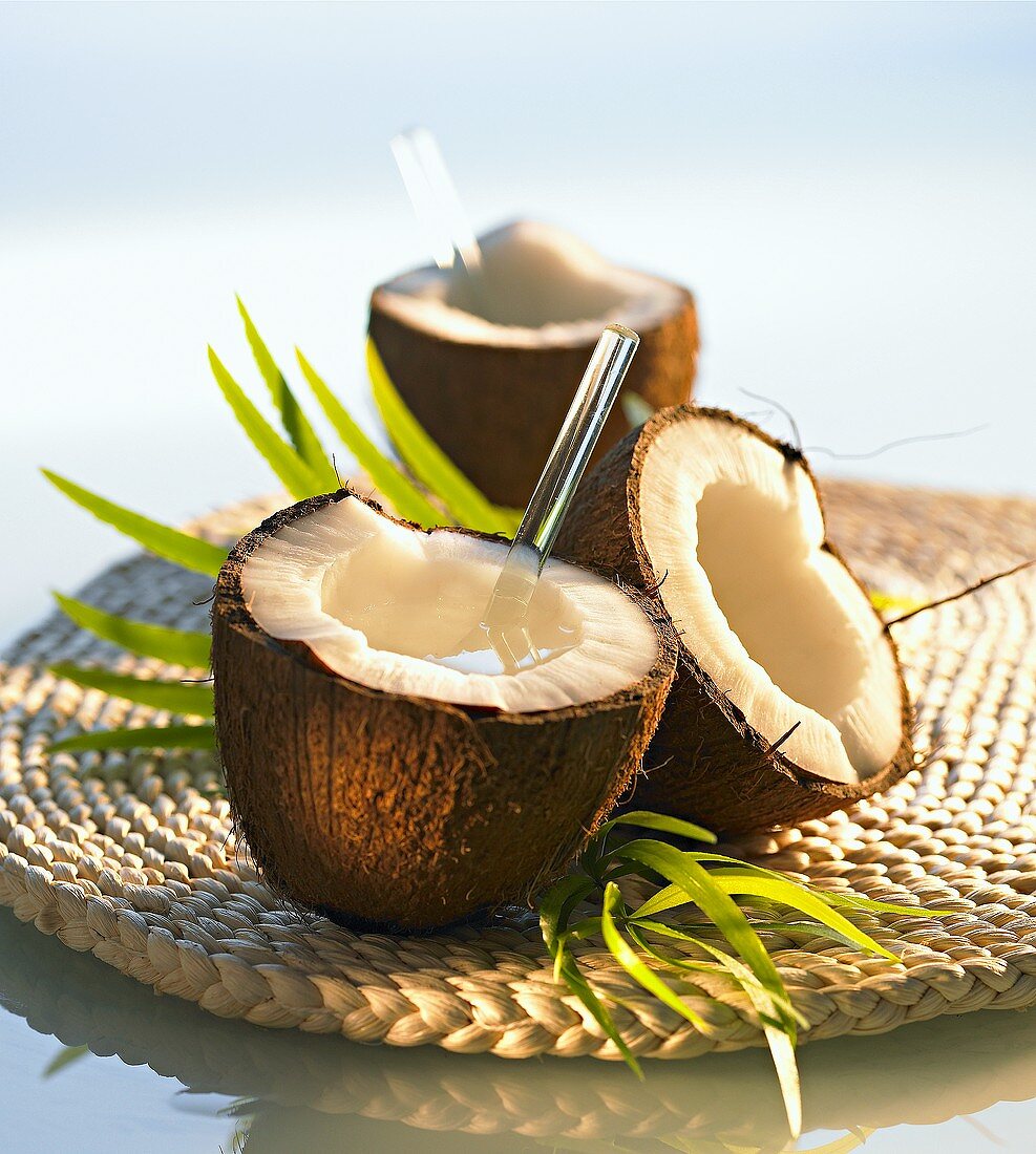 Kokos-Ananas-Drink in ausgehöhlter Kokosnuss