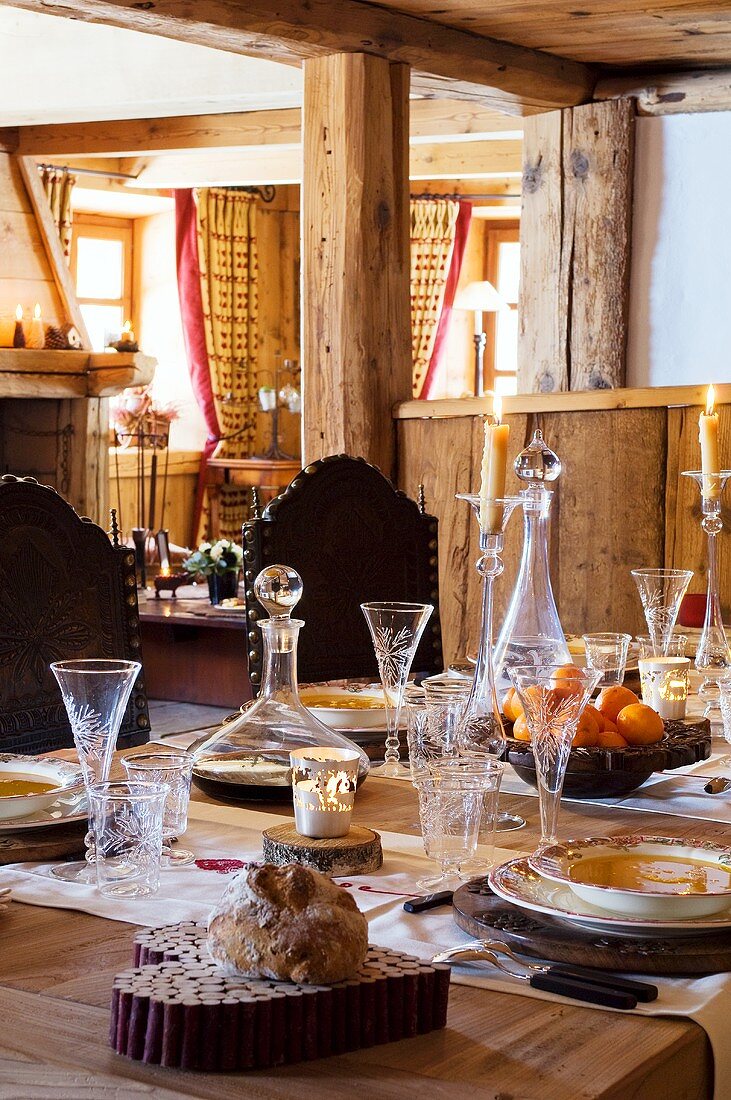 Festlich gedeckter Tisch in einer Almhütte