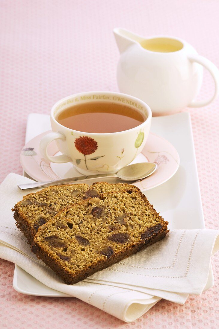 Bananen-Dattel-Kuchen und Tee