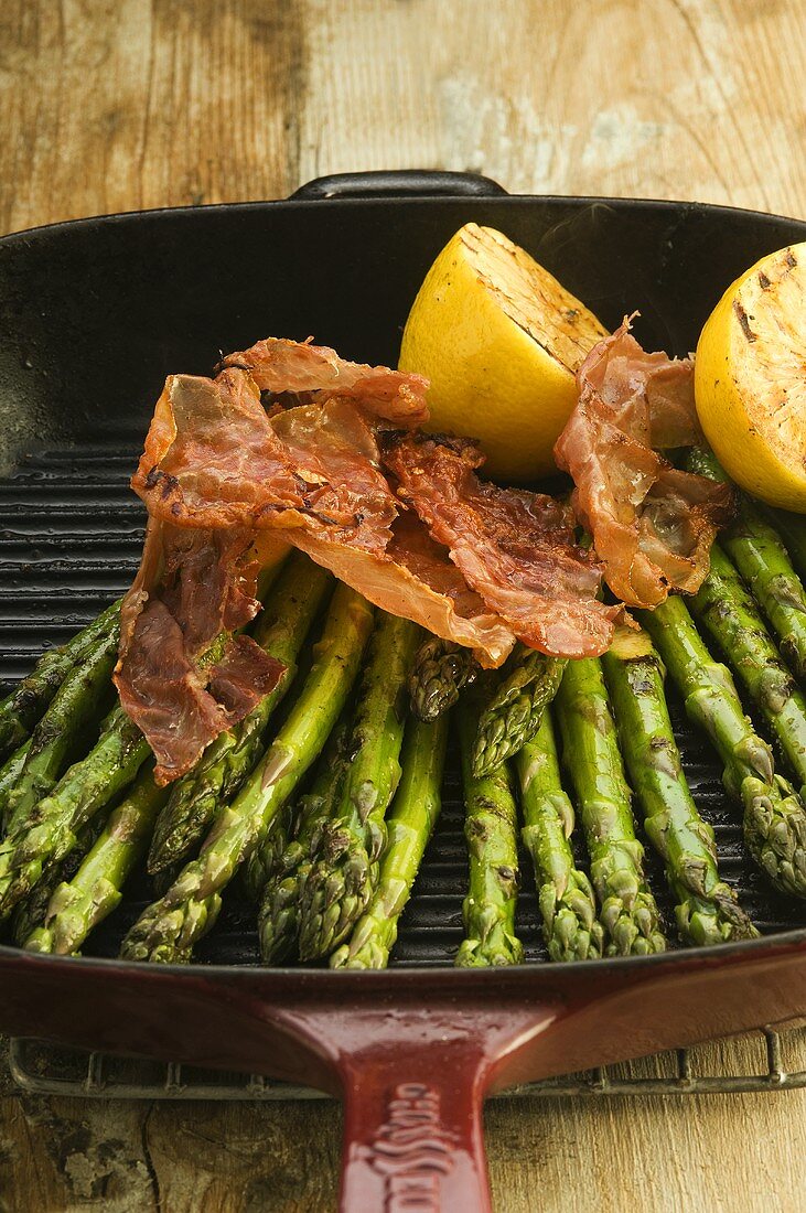 Fried asparagus with prosciutto and lemon
