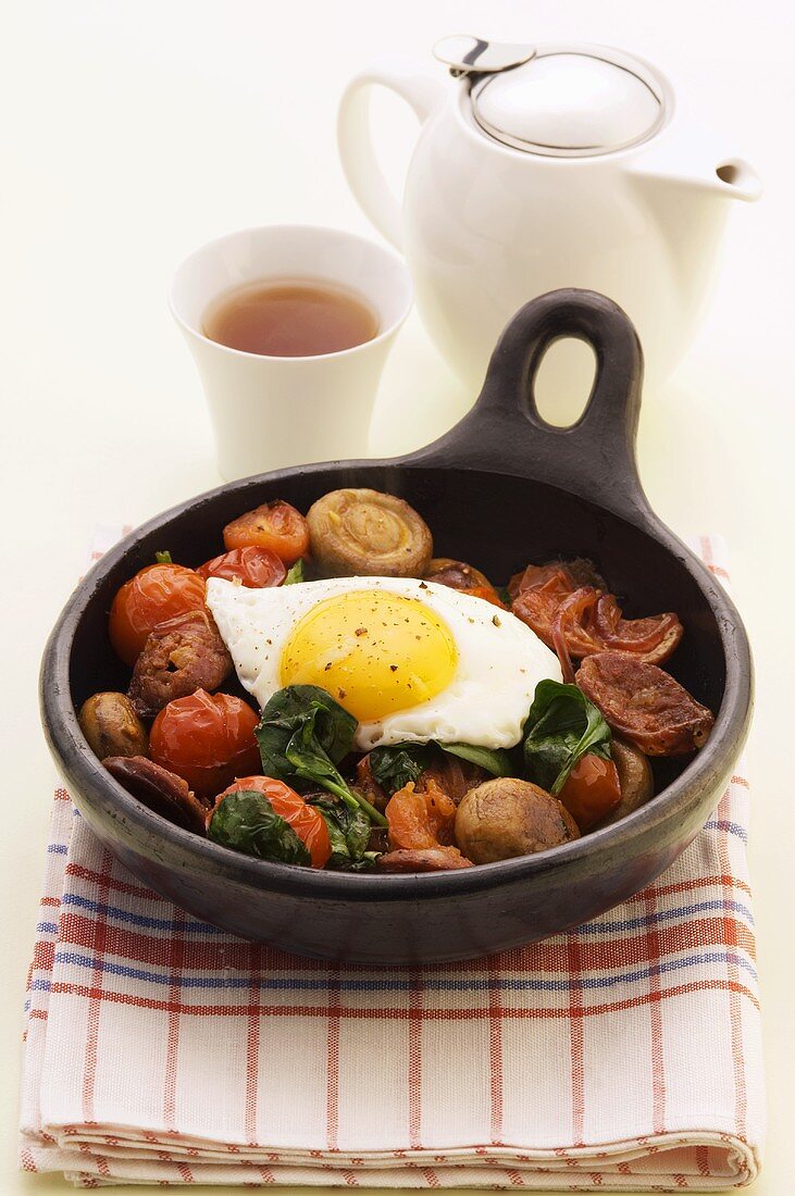 Chorizopfanne mit Pilzen, Tomaten und Spiegelei