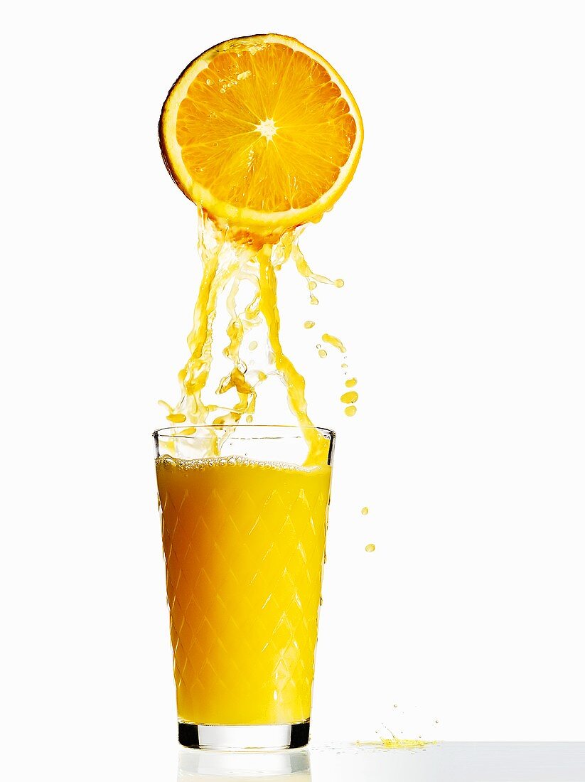 Orangensaft und halbe Orange