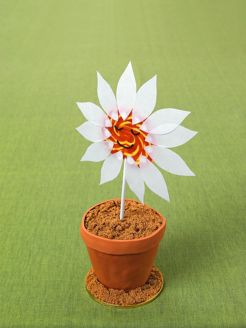 Cake in flowerpot made from fondant icing