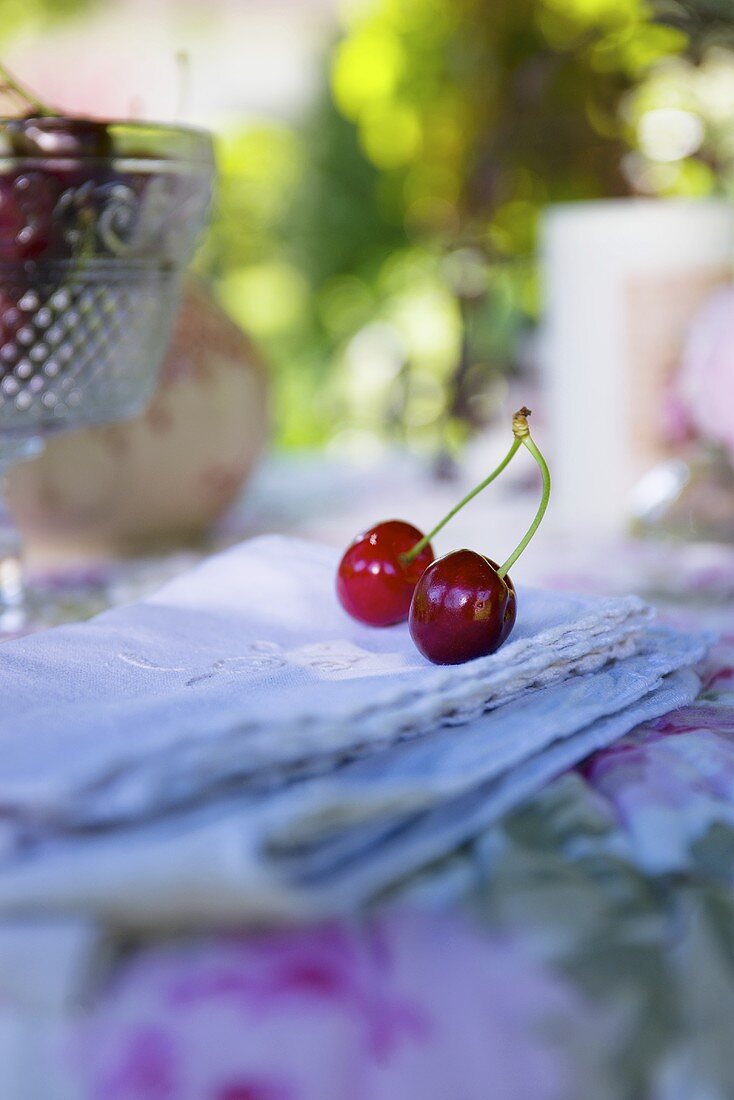 Kirschen auf romantisch gedecktem Tisch