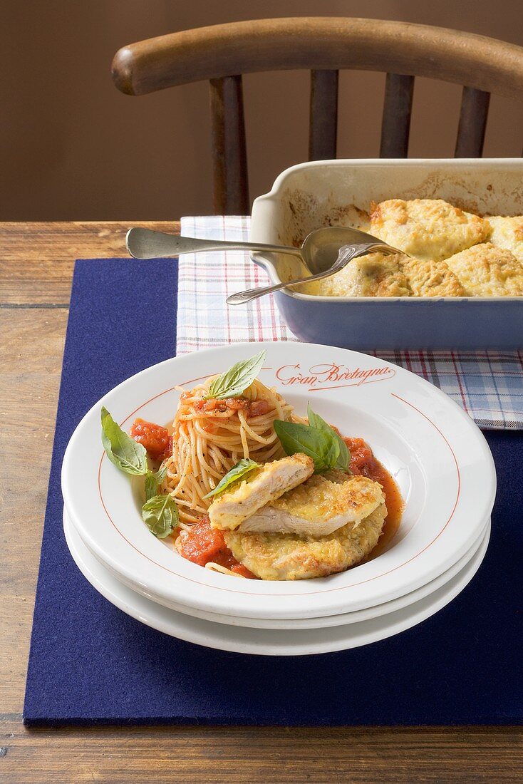 Parmesan-coated turkey escalopes, spaghetti and tomato sauce